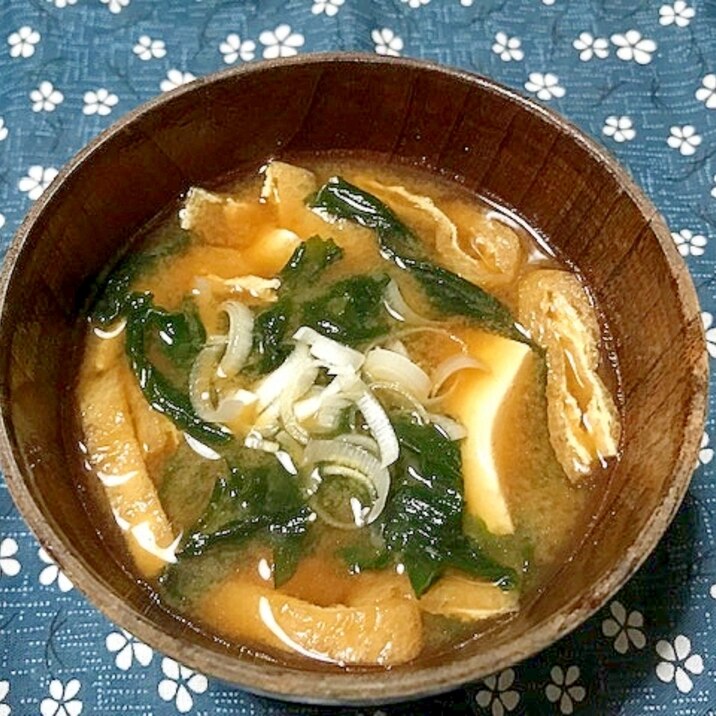 油揚げとわかめと豆腐とねぎの味噌汁